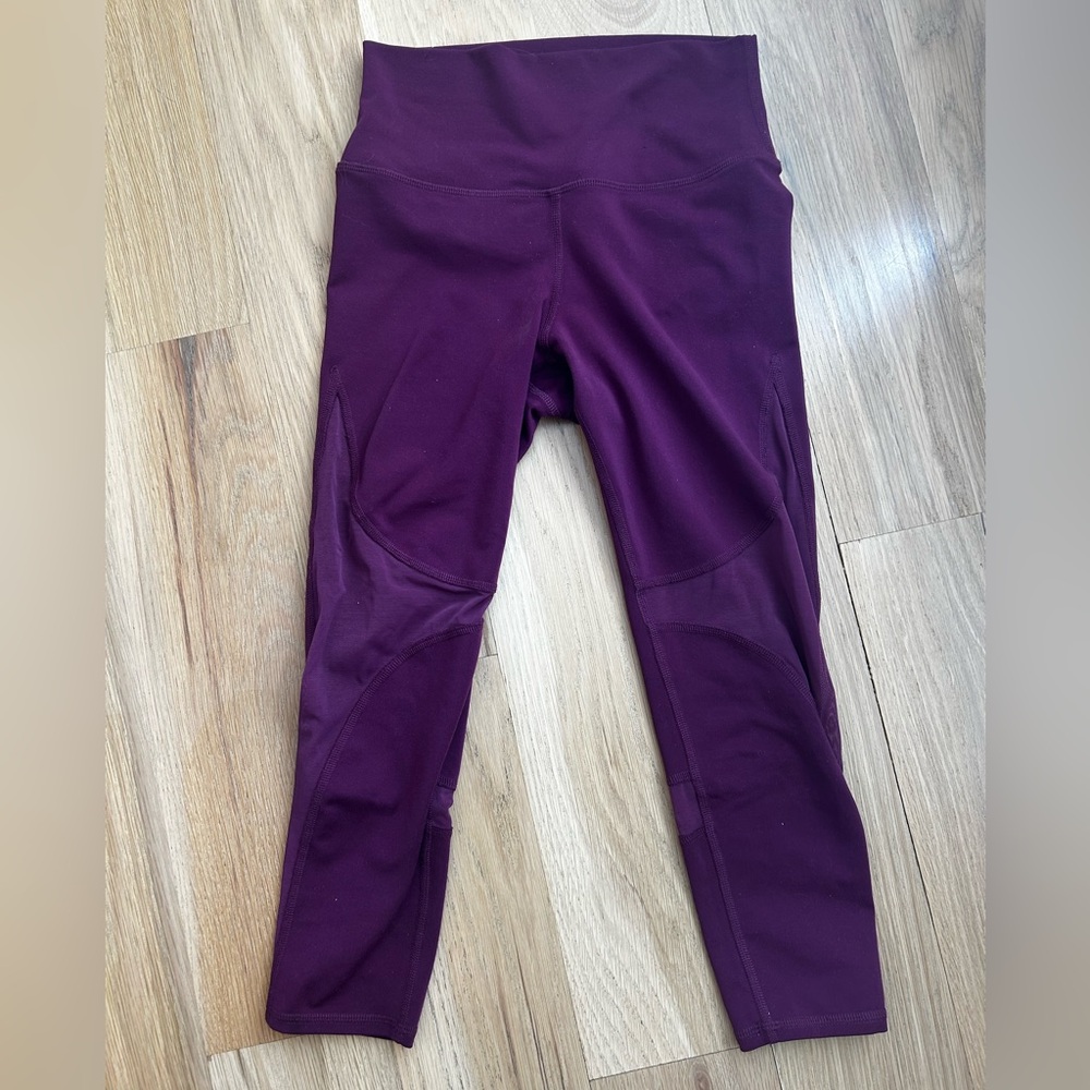 ALO Yoga Women's size XS Burgundy Leggings with mesh detail 7/8 length